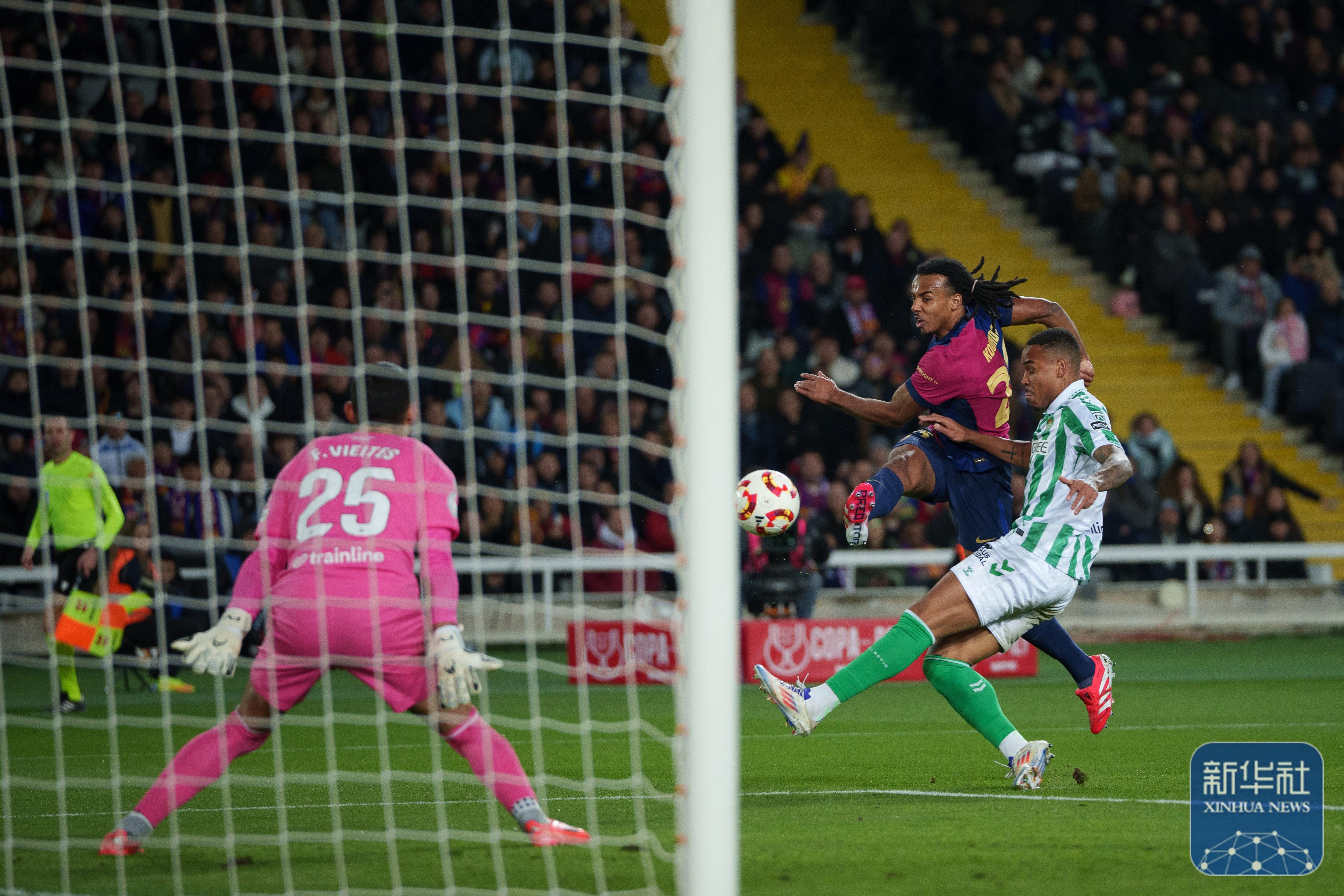 败北首场状态出色,西班牙队观众沸腾!,浓眉哥重返赛场再创辉煌时刻(西班牙女权抗议者) 败北首场状态出色,西班牙队观众沸腾!,浓眉哥重返赛场再创辉煌时刻(西班牙女权抗议者)